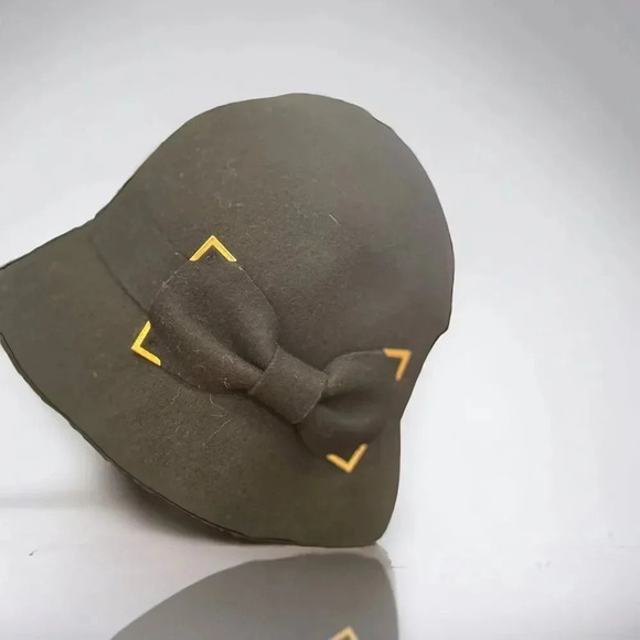 AVINTAGE BLACK WOOL HAT WITH GOLD OUTLINED BOW, FUNNY GIRL VIBES ONE SIZE - Picture 8 of 9